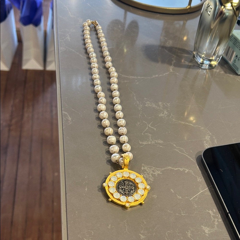 Classic Pearl Necklace with Gold-Tone Medallion - Picture 5 of 7